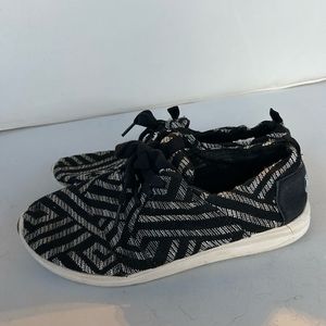 Tom’s canvas tennis shoe